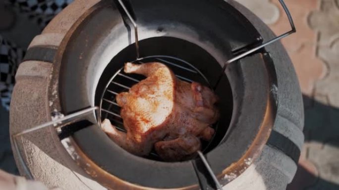 鸡。烤鸡。将香料腌制的鸡肉放在烤架上，以便在tandoor中烹饪。