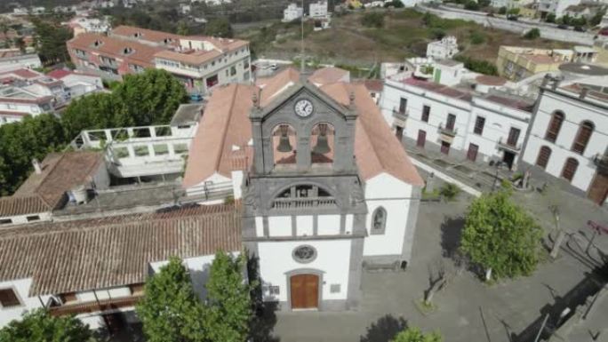 西班牙大加那利岛菲尔加斯镇圣罗克教堂的俯视图。空中轨道