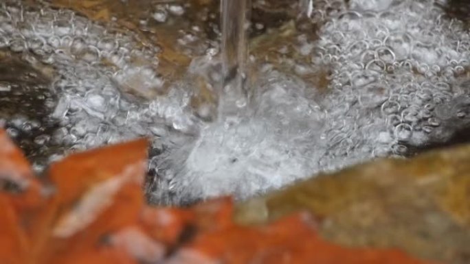秋山上的天然水源。秋季概念。高质量全高清镜头