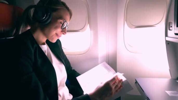 具有噪音消除模式的蓝牙耳机中成功的女性飞机乘客
