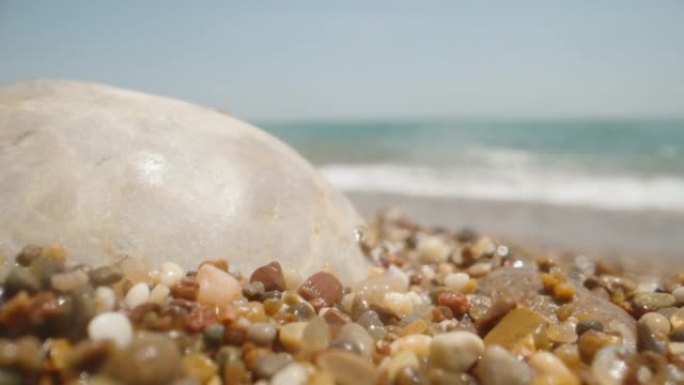 海边的石头上覆盖着波浪。超宏，慢摩。