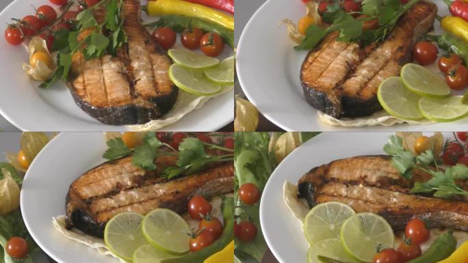 大西洋鲑鱼牛排 (拉丁语。Salmo salar) 用drevestny coals煮熟