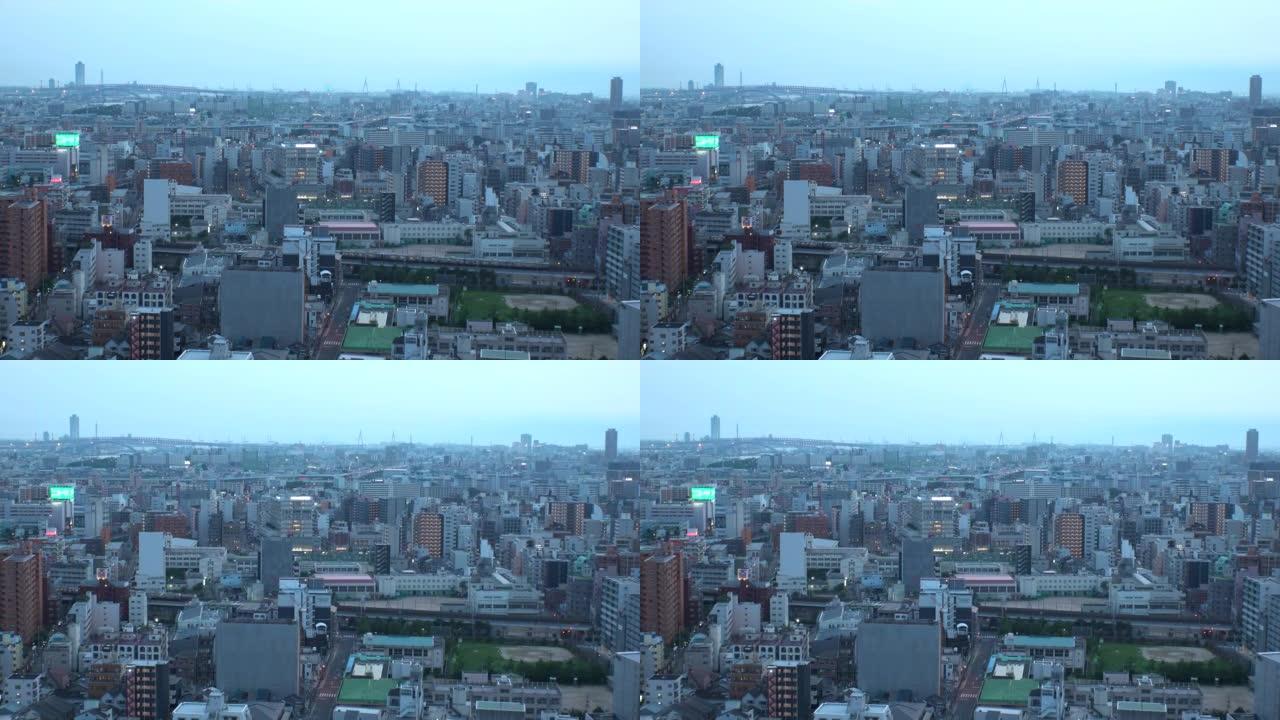 日本大阪: 大阪城市景观的日落或日出景观。