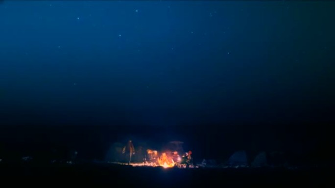 星空下营地的篝火对休息游客群体的延时