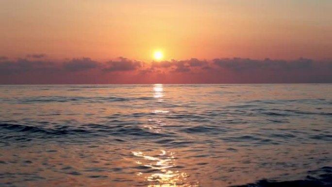 从海洋可以看到奇妙的日落景色。旅游概念。风景如画的地方。美丽的意大利。