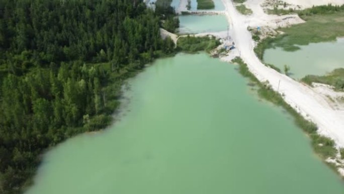 森林中废弃的高岭土坑中的采石场湖，鸟瞰图