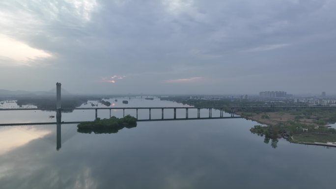 航拍襄阳汉江卧龙大桥天青色城市自然风光
