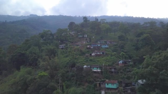 空中拍摄的山与森林中的村庄