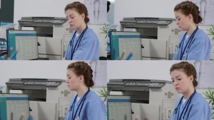 护士在接待处使用电脑预约