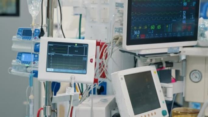 手术室显示病人生命体征的现代化医疗设备