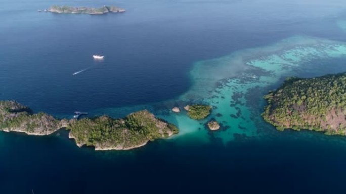 潜水艇沿着热带岛屿与浅礁航拍