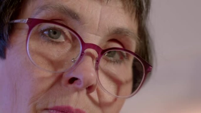 戴眼镜的女人肖像60岁的特写镜头。老年人的视力问题。