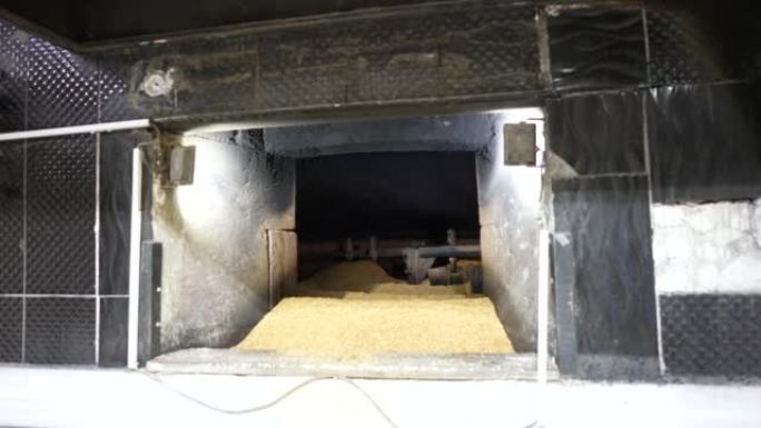 芝麻生产中心石制烤箱用木头烤芝麻