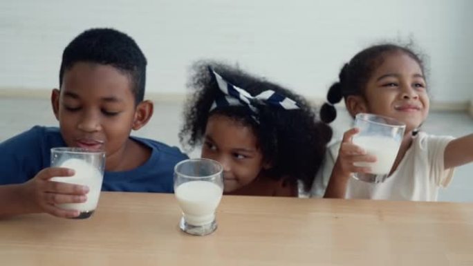 孩子们喜欢吃牛奶。