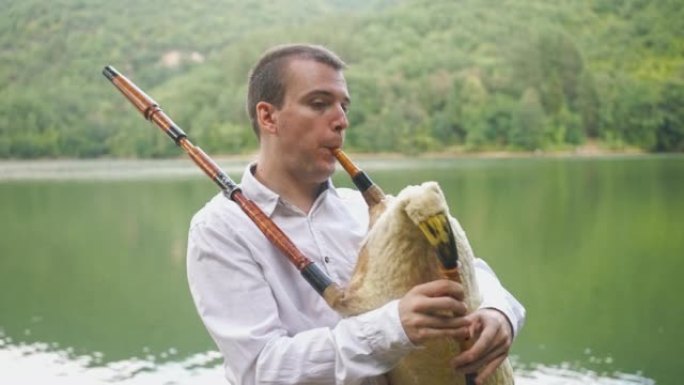 男性民间玩家在森林里玩传统风笛时发挥想象力