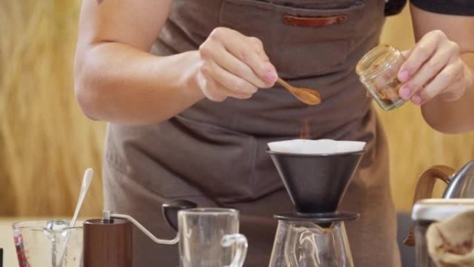 专业的咖啡师将水倒在过滤器中的咖啡渣上。