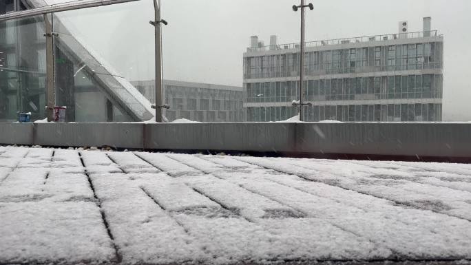 实拍 户外 露台 下雪 雪天