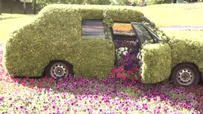 汽车覆盖在草丛中，并在汽车周围种着鲜花