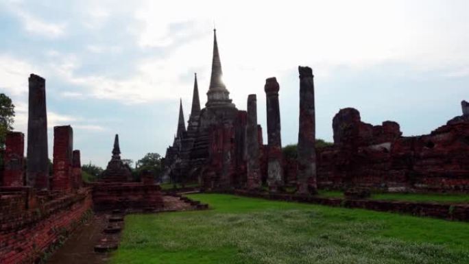 Wat Phra Si Sanphet庙是泰国古都大城府旧王宫遗址上最神圣的庙宇。