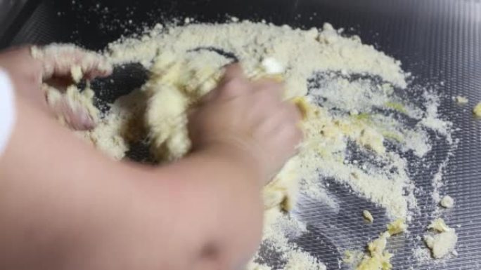 女性手开始融合杏仁粉，马苏里拉奶酪，鸡蛋，奶油奶酪和发酵粉
