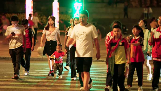 夜间广场散步休闲的人群