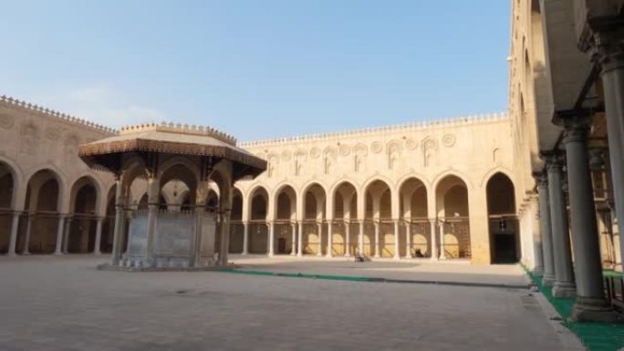埃及开罗Sultan al-Mu'ayyad清真寺庭院中的避难所和中央喷泉。平移
