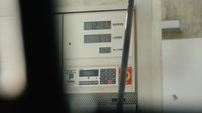 气泵中的屏幕显示每升汽油的成本