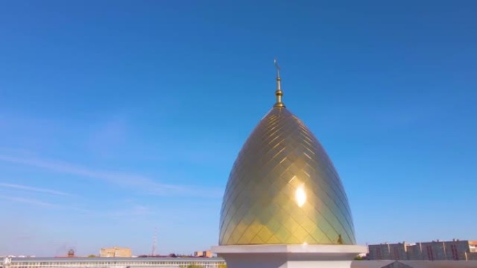 清真寺上有新月形月亮的穆斯林金色圆顶。尖塔映衬着天空。阿拉伯的一天。伊斯兰教的宗教符号。相信真主。清