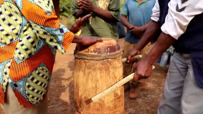 人们在非洲村庄部落生活非洲的葬礼上打鼓。