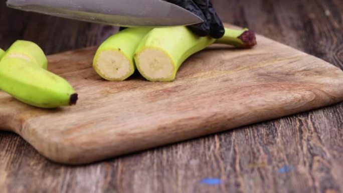将未成熟的绿色香蕉切成小块