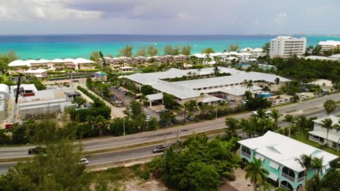 大开曼岛海岸线的鸟瞰图镜头，开曼群岛股票视频，大开曼岛，加勒比海，旅游胜地，酒店股票视频，4k分辨率