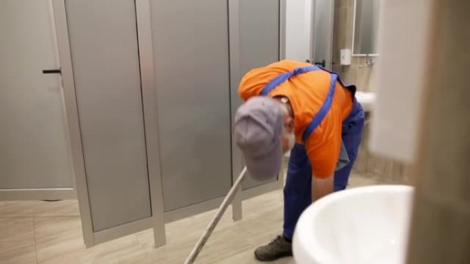 清洁工在洗手间擦地板