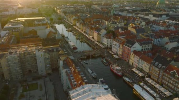 日落时尼哈文惊人的航拍画面。风景如画的旅游地标照片，码头水渠边保存着五颜六色的房屋。丹麦哥本哈根