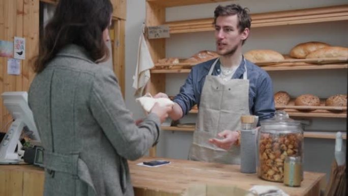 销售生态食品的可持续商店员工