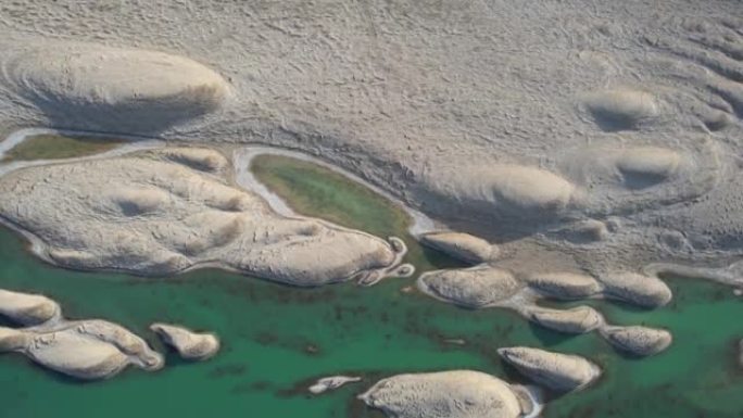 中国青海乌苏特雅丹地质公园的空中平移视图