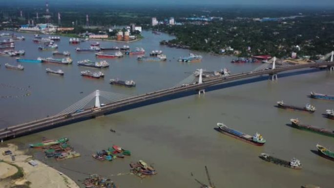 货船鸟瞰图，吉大港，孟加拉国。