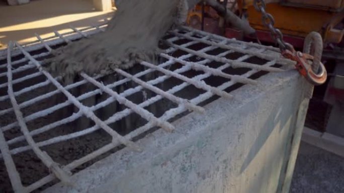 混凝土搅拌机在施工现场将水泥输送到浇铸现场，