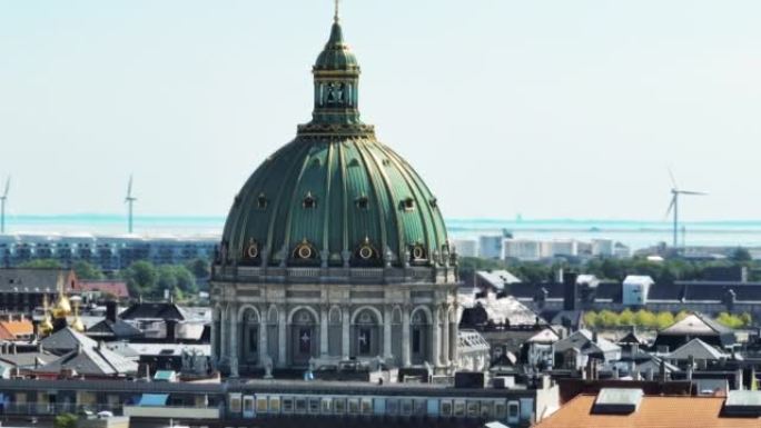 围绕弗雷德里克·柯克雄伟的圆顶屋顶拍摄的轨道。高耸在周围建筑物上方的教堂的放大视图。丹麦哥本哈根