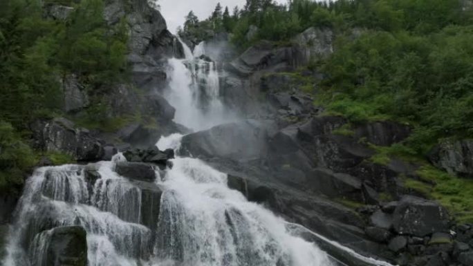 挪威山区瀑布的鸟瞰图