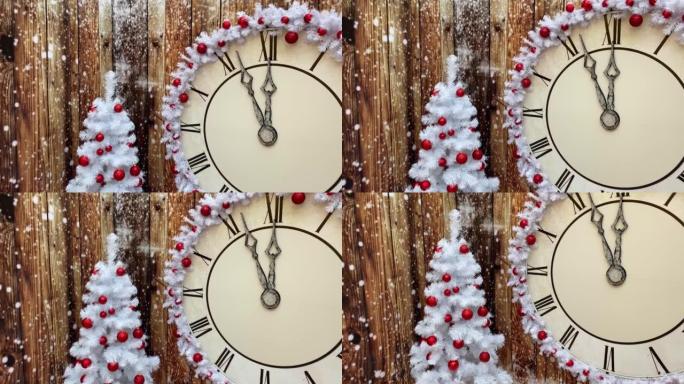 圣诞背景上有罗马数字的时钟拨盘。新年倒计时。十二点前五分钟。白色的新年树，红球。倒计时到午夜
