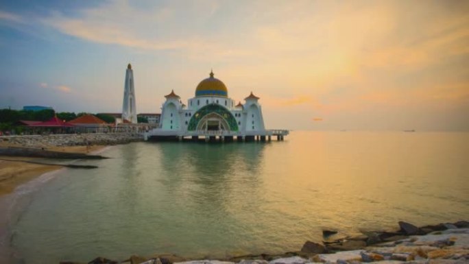 马六甲海峡清真寺日落时的4K延时照片。向下倾斜的影响