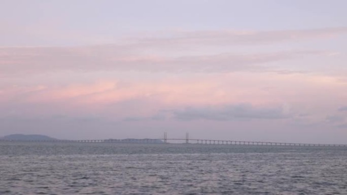 槟城大桥在海上的景观，汽车交通在高速公路上从海岸附近的公园移动