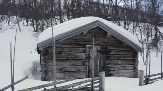 瑞典雪地中一座旧木屋的航拍画面。