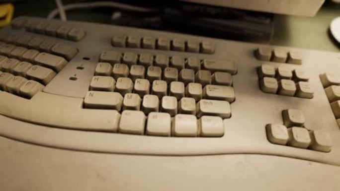80年代的旧计算机在一个废弃的计算中心中