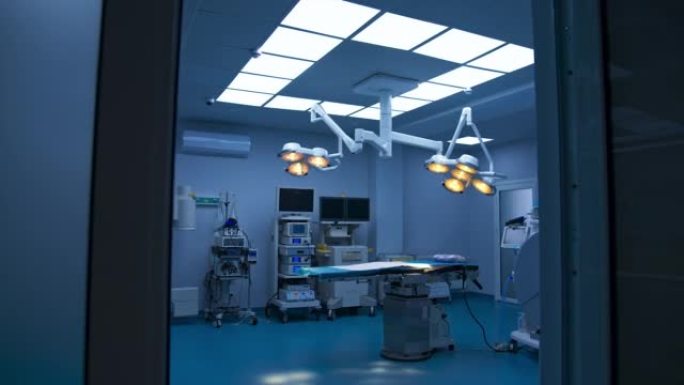 通过玻璃门离开现代手术室。现代医院拥有先进设备的最新手术室。