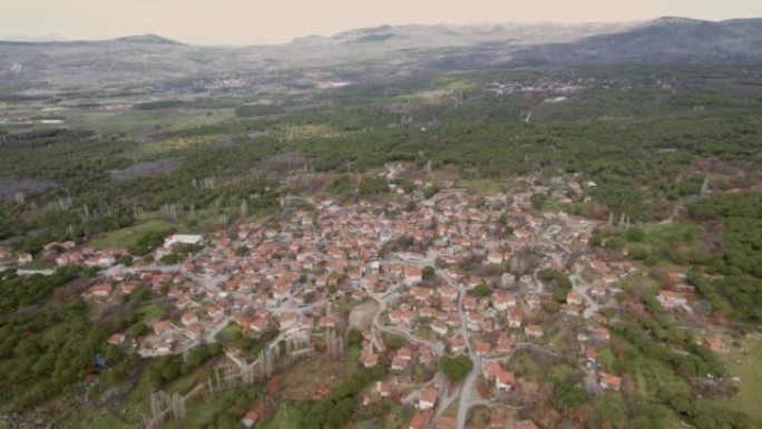 贝尔加马/伊兹密尔卡拉维勒村的无人机全景。