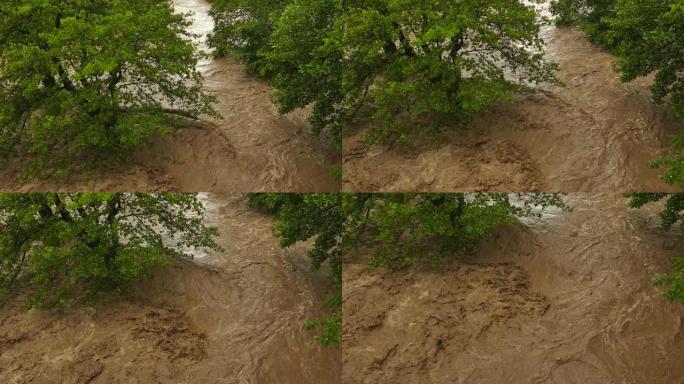 暴雨过后，一条泥泞的河流来了