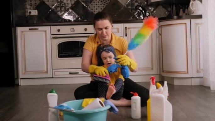 开朗的妈妈和小女儿一起打扫房子，玩得开心。