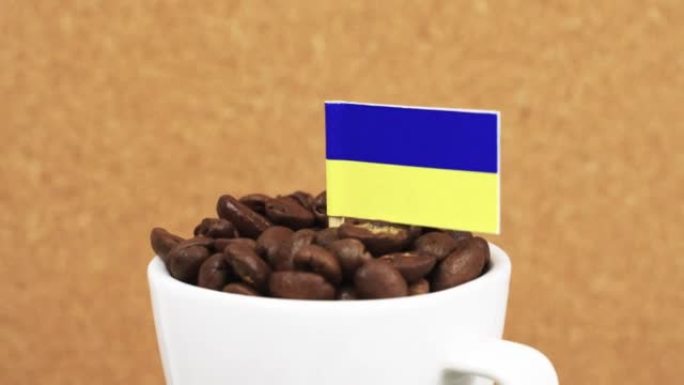 深色咖啡和杯子中的乌克兰国旗旋转360度。
