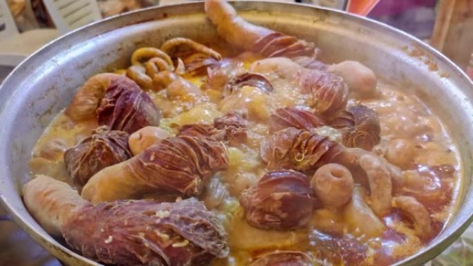 土耳其街头风味羊肉内脏在大锅Sirdan中煮熟